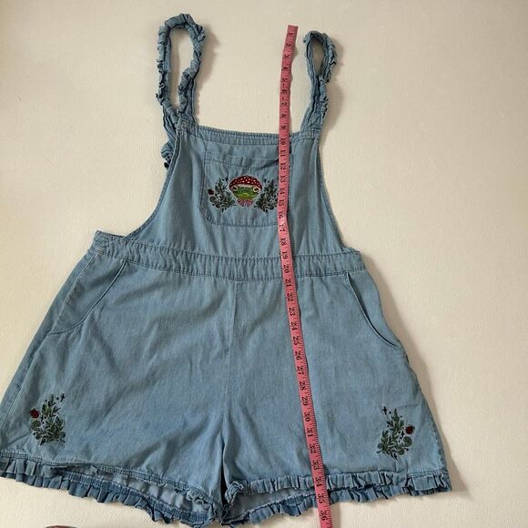 Hot Topic Denim Overall Romper Shorts Women’s Size 2 Mushroom Embroidered Cottag - Picture 7 of 11